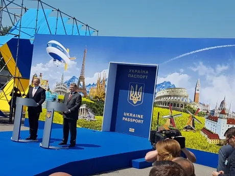Відкрили символічні двері до ЄС президенти України та Словаччини