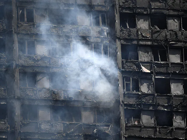 Количество жертв может превысить 100 человек - Grenfell Tower все еще горит