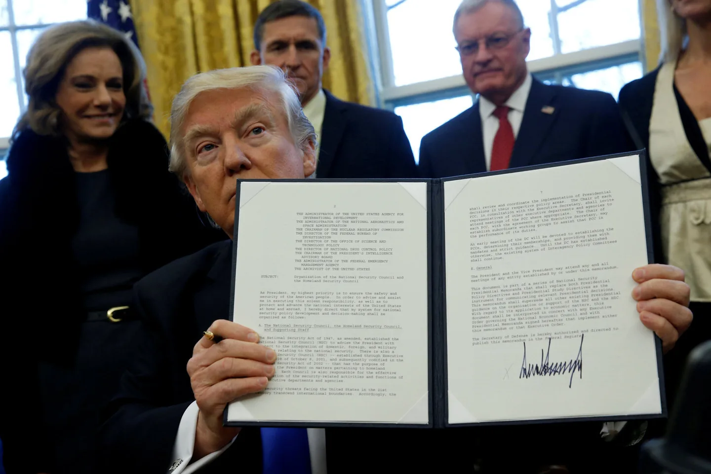 Закон о санкциях против России Трамп подписал