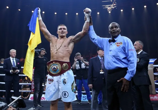Усик победил Хука и вышел в полуфинал WBSS. ФОТО. ВИДЕО