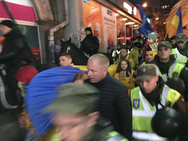 2 тисячі уболівальників на матч Україна – Хорватія рушили колоною: ВІДЕО