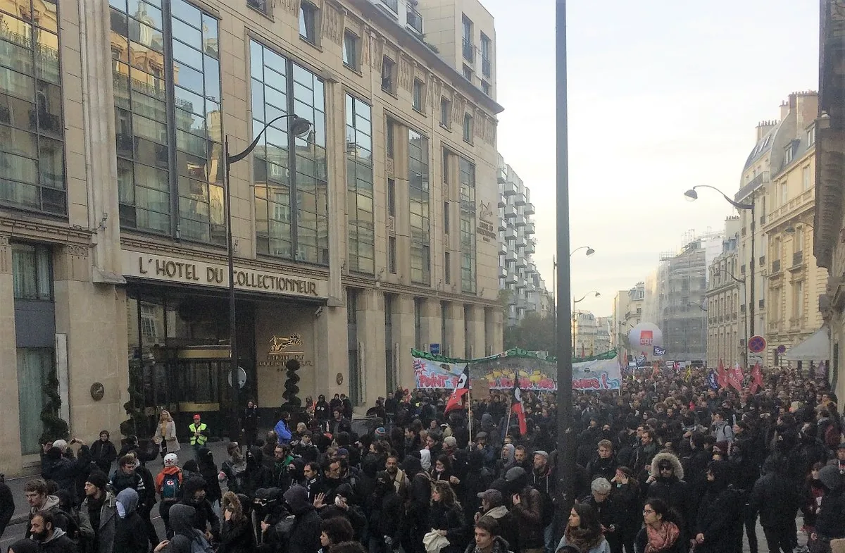 В Парижі відбувся марш проти політики Макрона - димові шашки, побиті шибки і зламані банкомати