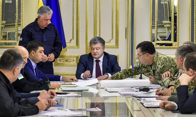 Из-за ситуации в ОРЛО Порошенко провел заседание Военного кабинета СНБО