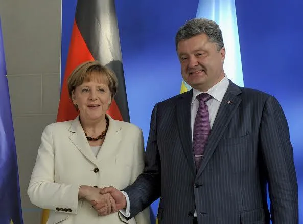 Порошенко и Меркель - посредниками по возвращению российских офицеров в СЦКК должны быть Франция и ФРГ