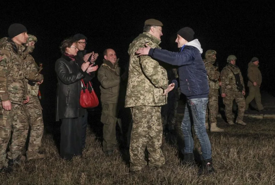 Відновити переговори з РФ про повернення всіх заручників доручив Порошенко