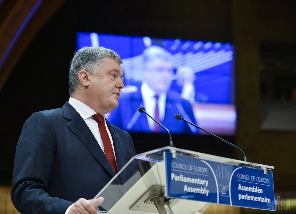 Чутливі питання слід прибрати з порядку денного - Порошенко про діалог з Польщею