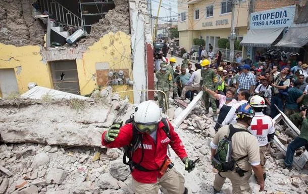 Вертоліт з міністром і губернатором, які оглядали наслідки землетрусу у Мексиці розбився