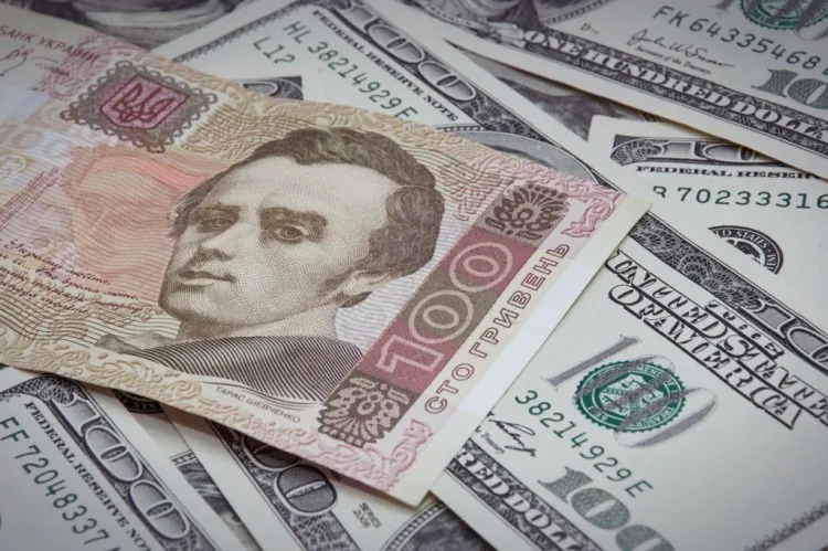 Гривня продовжує зміцнюватися - офіційний курс