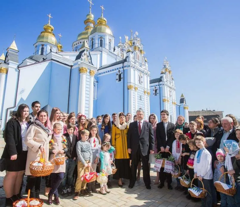 Порошенко привітав українців із Великоднем, заявивши про перемогу над економічною кризою. ФОТО, ВІДЕО