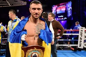Ломаченко перед боем с Линаресом вручат награду Лучшему боксеру 2017 года