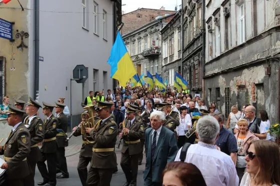 Українці у Перемишлі пройшли тисячною ходою, поляки принесли банер про "бандеризм"