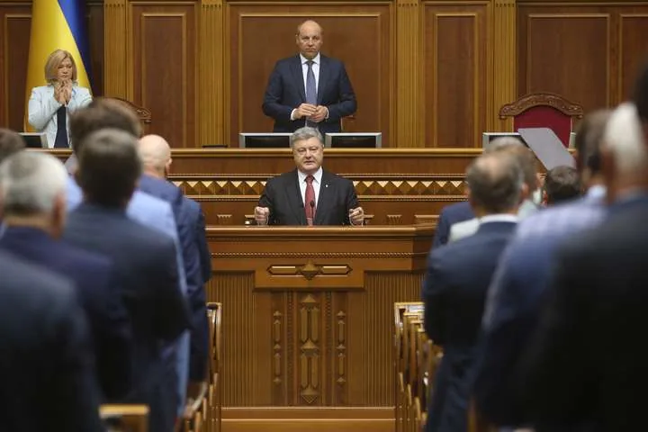 Через Антикорупційний суд Порошенко приїхав до Ради