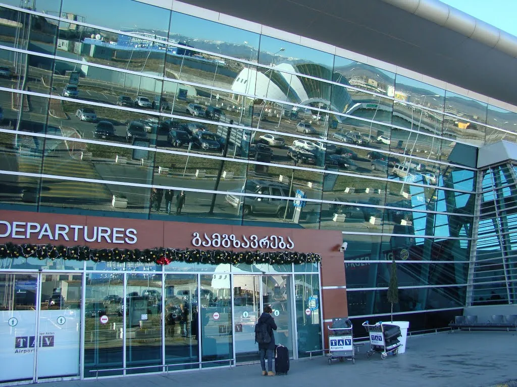 Після розливу росіянином небезпечної рідини семеро співробітників аеропорту Тбілісі госпіталізовані