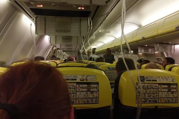 Через падіння тиску в салоні літак Ryanair здійснив екстрену посадку, 30 постраждалих