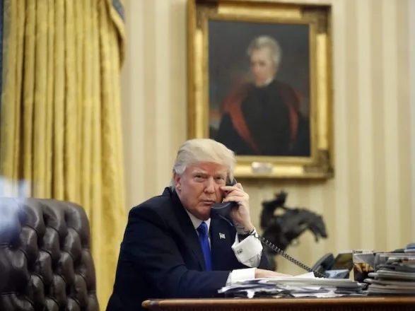 На тлі скандалу з екс-співробітницею, що записувала Трампа у Білому домі наростає параноя
