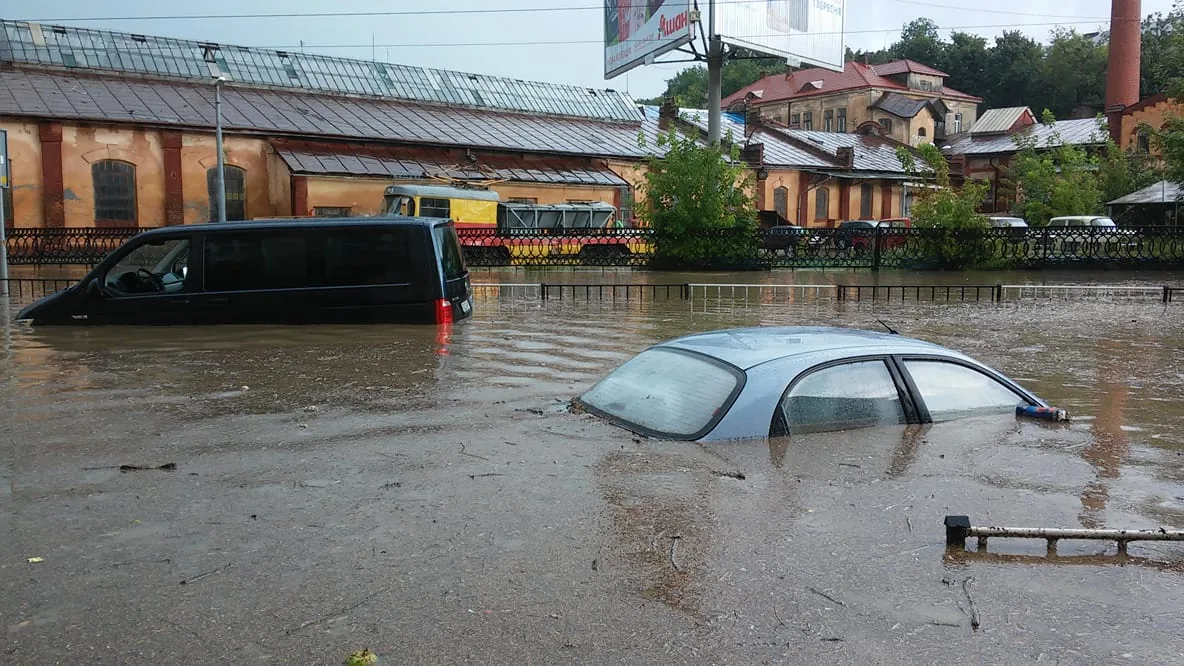 Небачена злива затопила частину Львова - рівень води сягнув метра. ФОТО, ВІДЕО