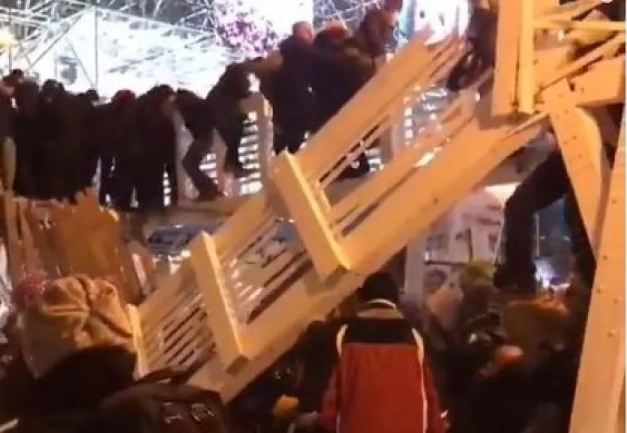 В Новый год в Москве во время гимна рухнул мост с толпой людей. ВИДЕО