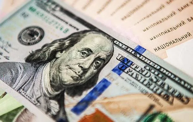 Офіційний курс валют: долар дорожчає на 8 копійок, а євро - стабільний