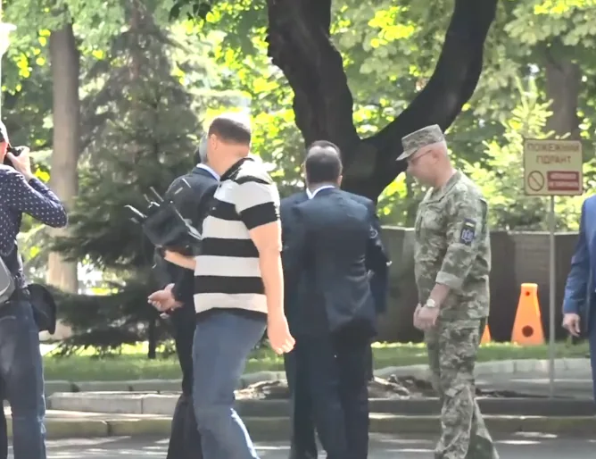 Полторака Зеленський "штовхнув": міністр оборони розповів, як було насправді. ВІДЕО