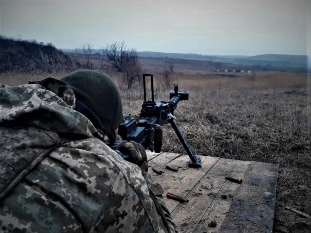 На Донбасі окупанти гатять із мінометів, загинув боєць