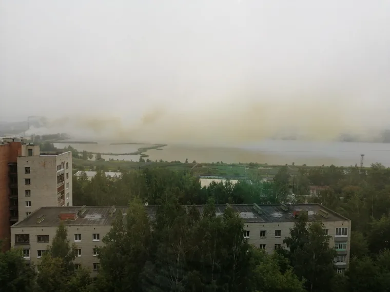 Уральский город заволокло едким рыжим дымом, у жителей признаки отравления свинцом