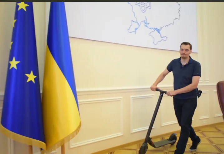 Всі умови для навчання пообіцяв школярам прем'єр-міністр України Гончарук на самокаті. ВІДЕО