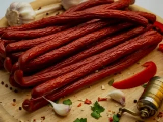 Копченая колбаса — натуральный деликатес для праздничного стола