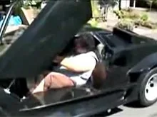 Толстяк еле смог самостоятельно вылезти из салона Lamborghini. ВИДЕО