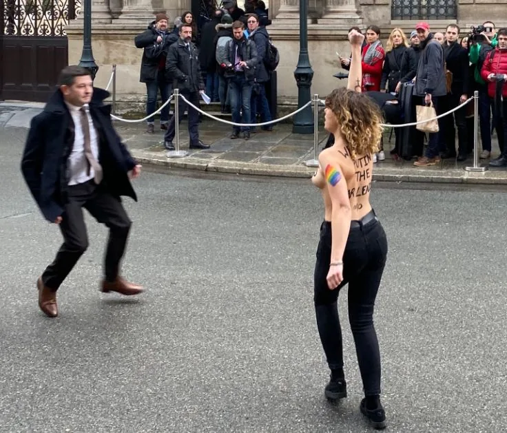 "Остановить Путинскую войну": FEMEN в Париже