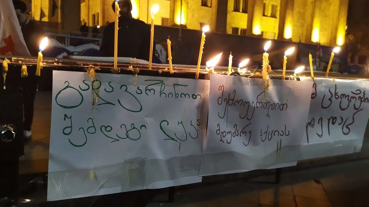 Из-за самоубийства подростка после допроса в Грузии прошли акции протеста. ВИДЕО