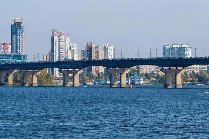 Движение на мосту Патона "Киевавтодор" ограничил, мост просел