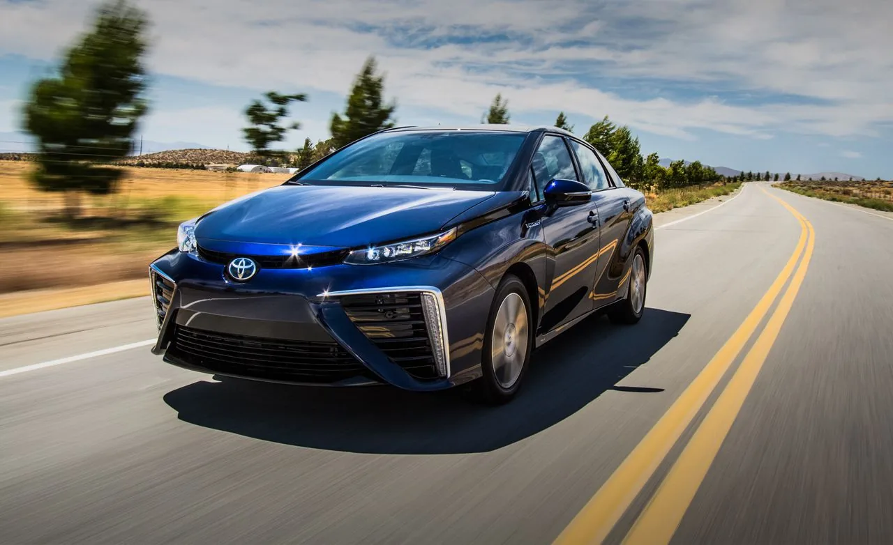 Систему помощи водителям, которые путают педали, придумали в Toyota