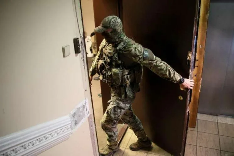Чи розпочне Коломойський війну проти Зеленського - обшуки на "плюсах"