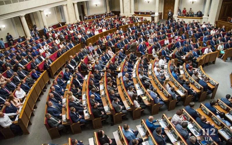 Або ми рятуємо Україну від дефолту, або один олігарх отримує собі банк - Порошенко
