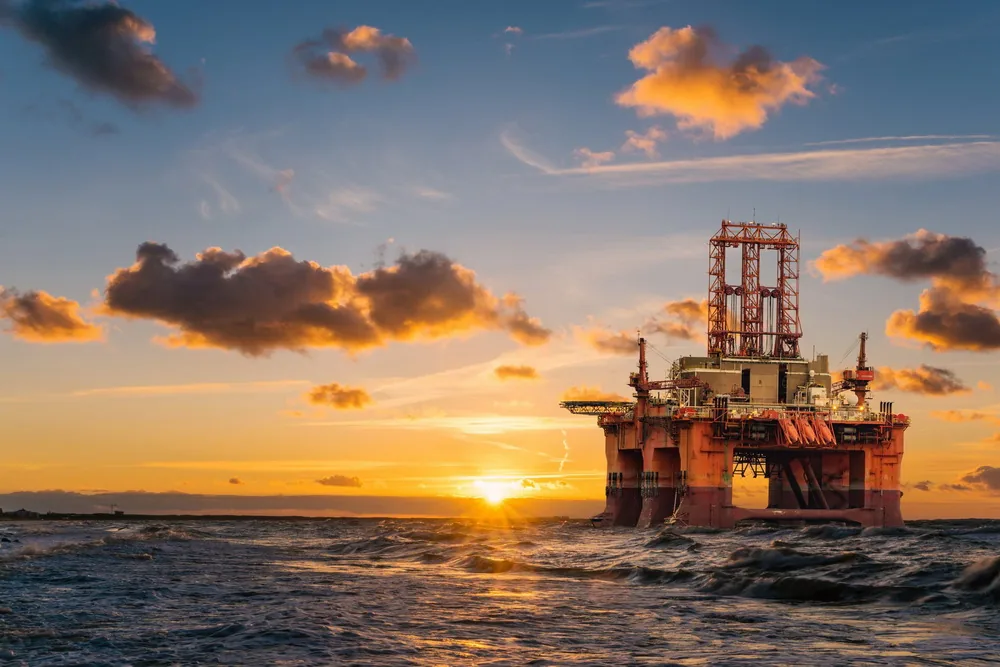 Нефтехранилища заполняются