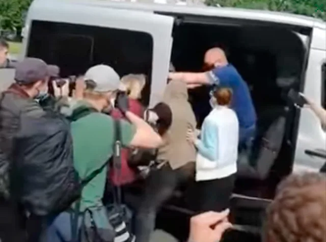 Во время сбора подписей за претендентов на пост президента в Белоруссии прошли задержания