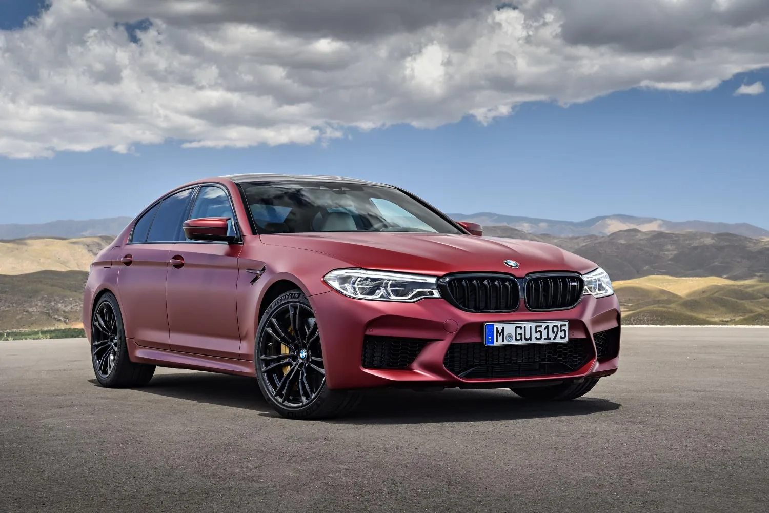 Обновленный спортивный седан M5 представила BMW