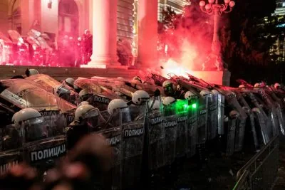 Протестувальники у Сербії увірвалися до парламенту