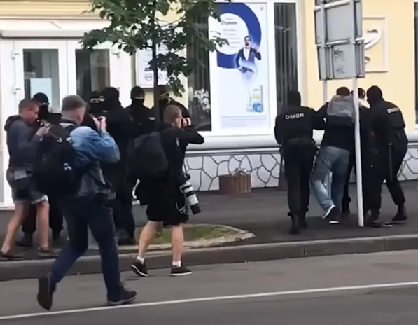 В Минске силовики разогнали у здания ЦИК километровую очередь протестующих против недопуска оппозиционеров к выборам. ВИДЕО