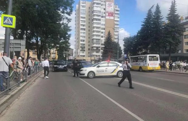 Автобус із заручниками захопив чоловік у центрі Луцька