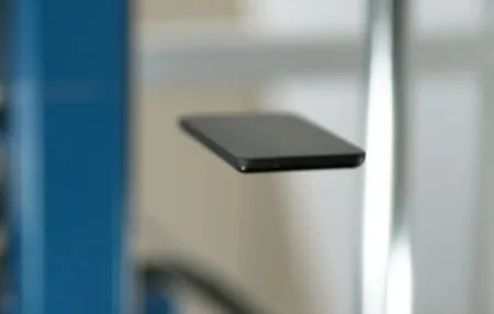 Защитное стекло для смартфонов Gorilla Glass Victus, устойчивое к царапинам, представила компания Corning. ВИДЕО