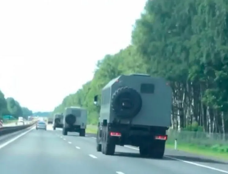 Колони автозаків Росгвардії, які рухаються в бік Білорусі помітили на Росії