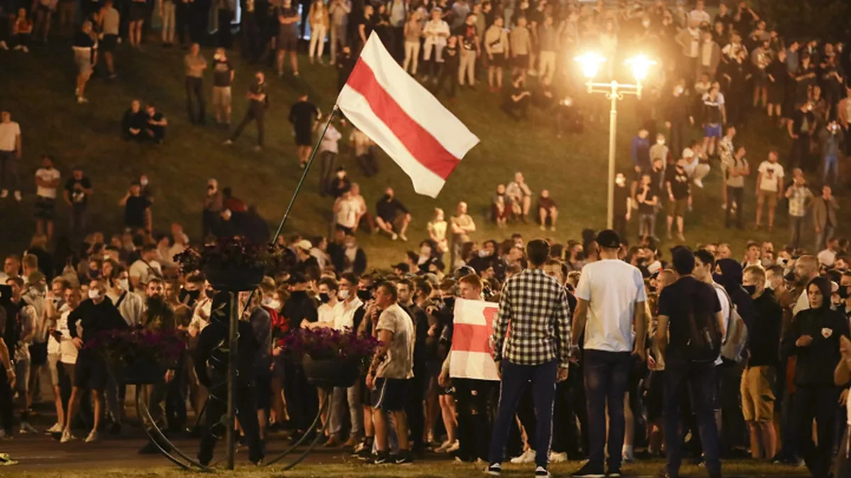 У Мінську кількість протестувальників зростає, в центрі міста з'явилися армійські підрозділи