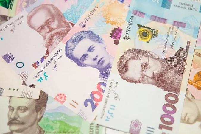 Продовжує повільно знижуватися курс гривні до долара