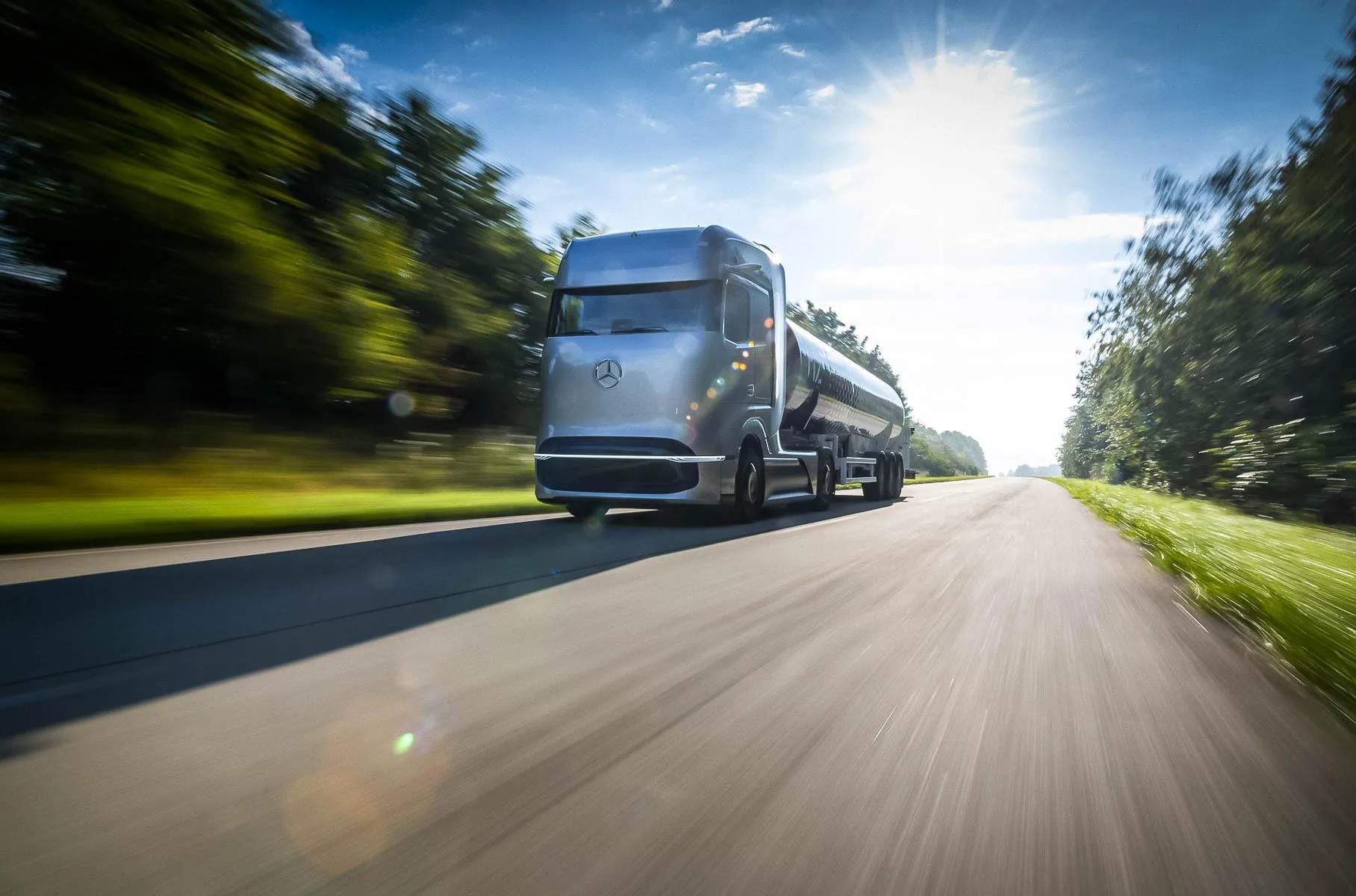 Футуристичный водородный грузовик представила Mercedes-Benz. ВИДЕО