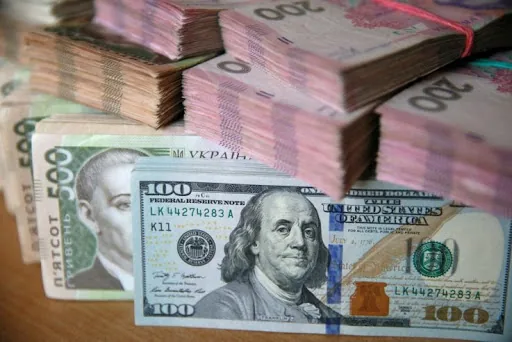Продовжує оновлювати річні мінімуми курс гривні до долара