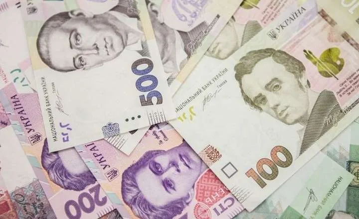 Повільне знецінення гривні НБУ продовжує