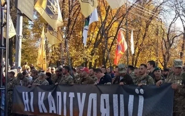 В центрі Києва Марш на честь Дня захисника України завершився, учасники передали свої вимоги в ОПУ