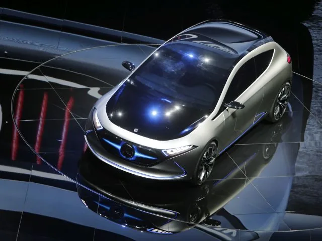 Новые электромобили представили Mercedes и Porsche