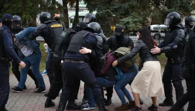 Тривають затримання людей з політичних мотивів у Білорусі - правозахисники
